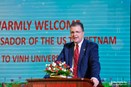  Sinh viên Trường Đại học Vinh gây ấn tượng mạnh với Đại sứ Hoa Kỳ