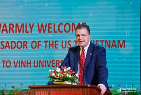  Sinh viên Trường Đại học Vinh gây ấn tượng mạnh với Đại sứ Hoa Kỳ